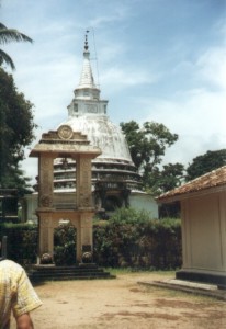 Die alte Dagoba mit Glockenturm in Beruwela