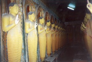 Mystische Räume mit Buddha - Statuen