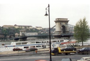 nochmal die Kettenbrücke mit Nationalmuseum